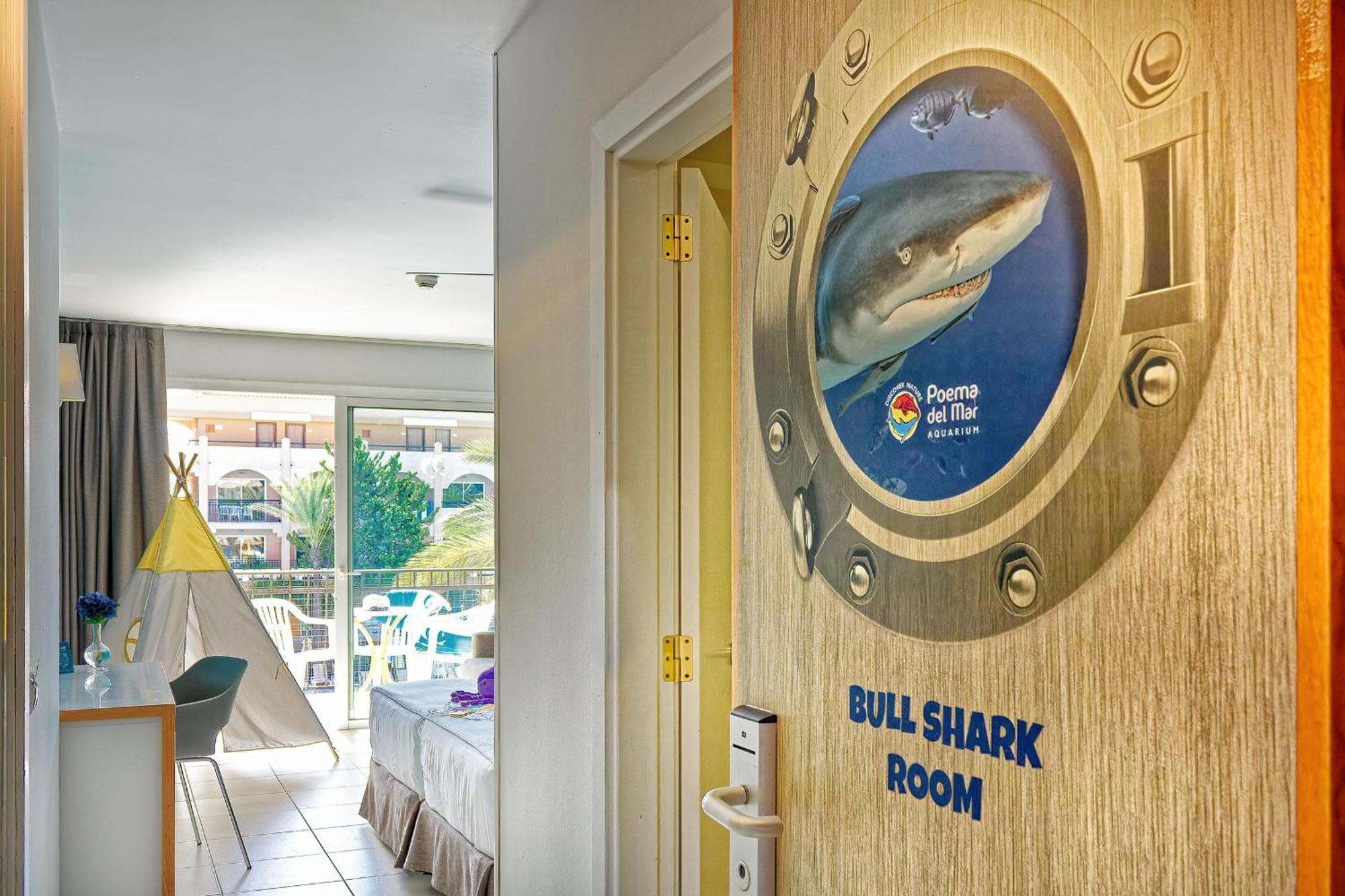 Chambre Double - Vue sur Piscine avec Entrée à l'Aquarium Poema del Mar (2 Adultes + 2 Enfants)